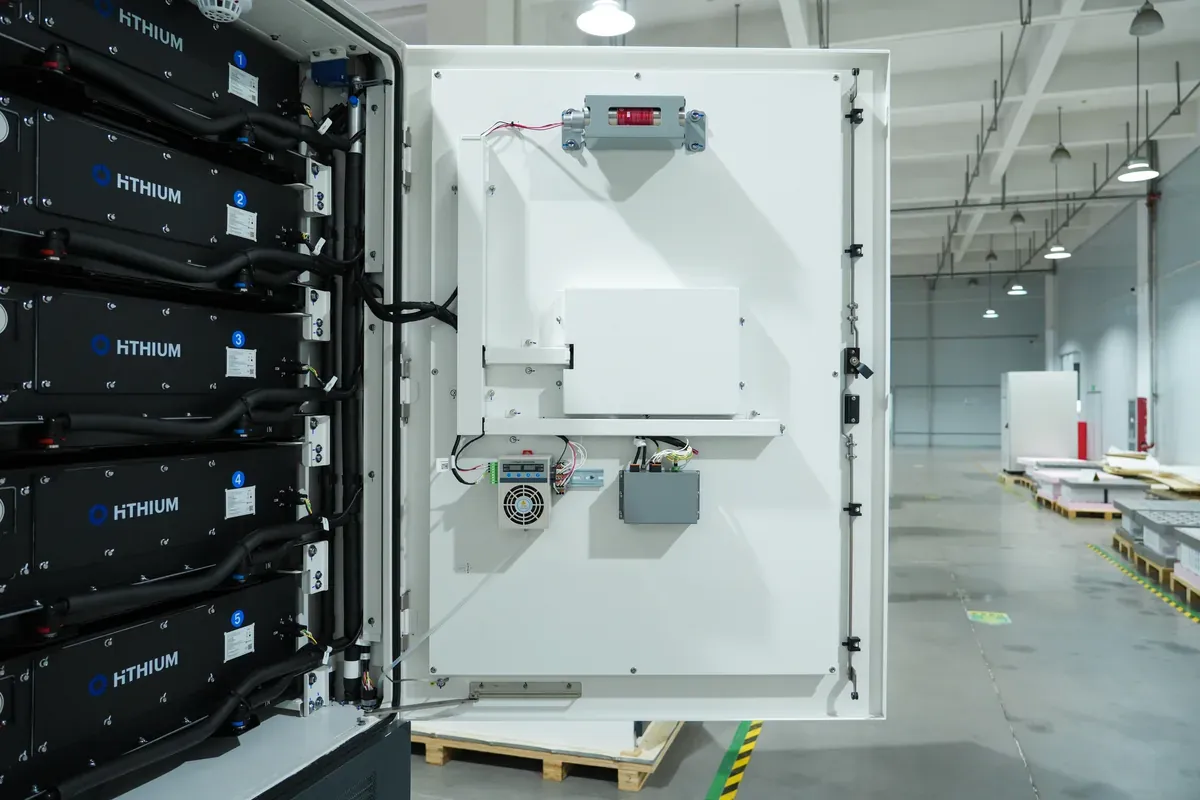 Service access and internal components of a Hithium DC cabinet